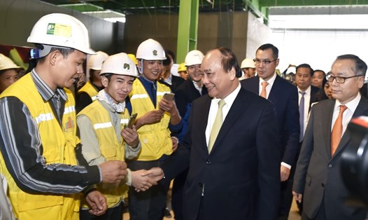 Thủ tướng động viên cán bộ kỹ sư công ty Hanwha của Hàn Quốc đang đầu tư tại Khu công nghệ cao - Ảnh: VGP/Nhật Bắc