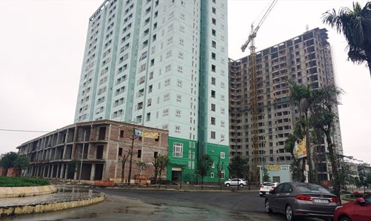 Một dãy chung cư đã hoàn thiện bên cạnh một dãy đang xây tại Khu đô thị Cửa Tiền. Ảnh: QĐ