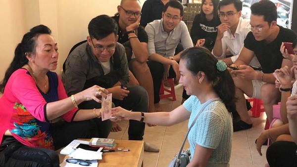 Phiên bản "Đừng để tiền rơi" 2 của cô giáo lắm chiêu Dư Thị Lan Hương. Ảnh: NV