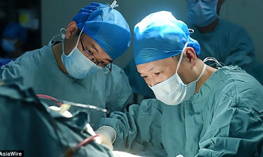 Các bác sĩ phẫu thuật rút chiếc đũa khỏi sọ não bệnh nhi. Ảnh: Asia Wire.