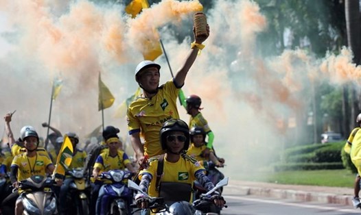 CĐV SLNA từng diễu hành trên các tuyến phố Hà Nội để cổ vũ đội bóng quê hương. Ảnh: Sóng Nghệ 