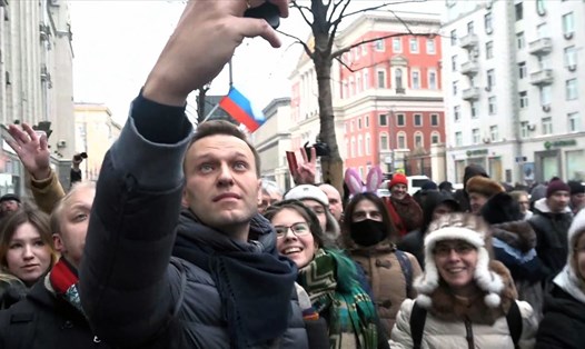 Alexei Navalny chụp selfie với người ủng hộ trong một cuộc tuần hành kêu gọi tẩy chay bầu cử. Ảnh: Getty Images