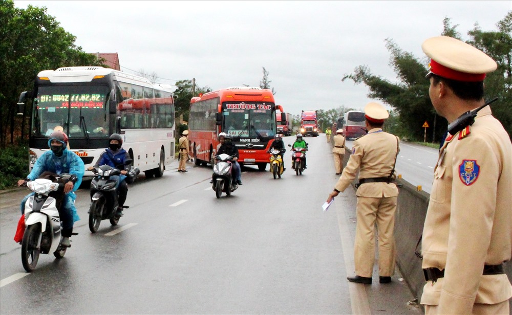 Lực lượng CSGT - Công an tỉnh Quảng Bình tổng kiểm tra, kiểm soát xe khách chạy qua địa bàn sau Tết Nguyên đán. Ảnh: Lê Phi Long