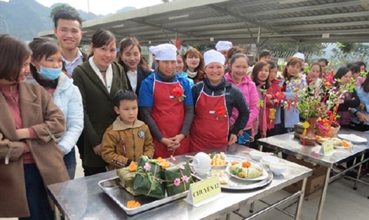 CNLĐ thi gói, nấu bánh chưng trong chương trình “Tết sum vầy” Mậu Tuất năm 2018 do CĐ Dệt May VN tổ chức tại Cty TNHH TCty Dệt May Miền Bắc Vinatex - Chi nhánh Tuyên Quang. Ảnh: XUÂN TRƯỜNG