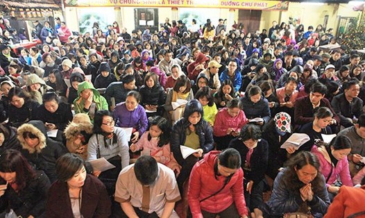 Hàng nghìn phật tử và khách thập phương đổ về chùa Phúc Khánh để dự lễ khoá sao La Hầu vào tối 23.2. Ảnh: Hồng Phú