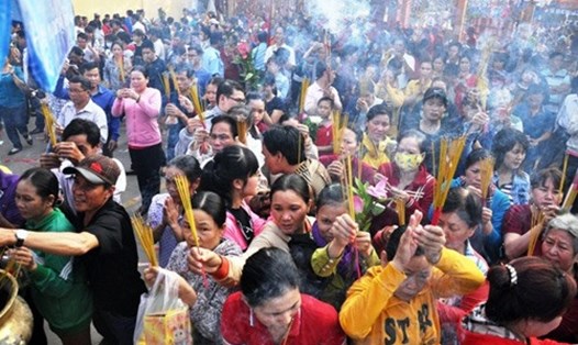 Người dân chen chúc khấn vái tại một ngôi chùa. Ảnh: Dương Thanh
