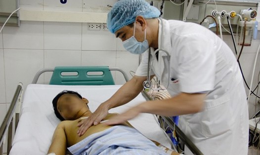 Bác sĩ Nguyễn Trung Cấp đang chăm sóc cho bệnh nhân bị bệnh về gan do uống rượu