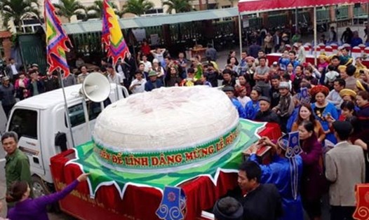 Năm ngoái (2017) TP. Sầm Sơn đã làm bánh dày kỷ lục hơn 2 tấn trong lễ hội bánh dày thần Độc Cước. Năm nay nâng lên hơn 3 tấn. 