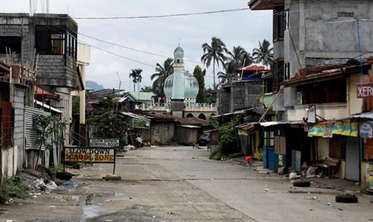 Một khu phố vắng bóng người tại thành phố Marawi, khi quân đội Philippines tiến vào, ngày 25.6.2017. Ảnh: Reuters