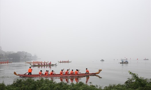 Người dân kéo đến xem hội đua thuyền rất đông dù thời tiết không ủng hộ 