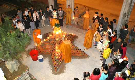 Cúng đèn hoa đăng và phóng sanh, một trong những nghi thức trong lễ cầu an ở chùa Liên Hoa. Ảnh: H.V.M