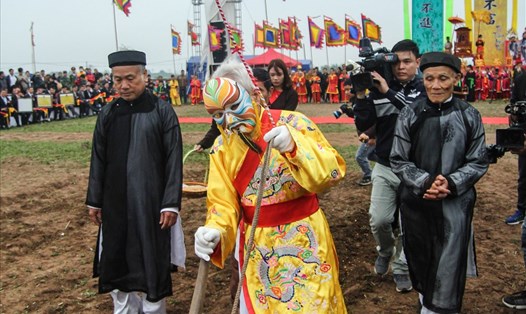 Cụ Đinh Trọng Tế giả vua Lê Đại Hành cày ruộng tại Lễ hội Tịch điền 2018. Ảnh Cường Ngô