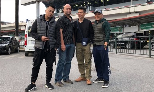 Flores (thứ hai từ trái sang) chụp ảnh cùng những người bạn ở sân bay Nội Bài lúc 17h20 chiều 23.2. Ảnh: Diệu Phạm.