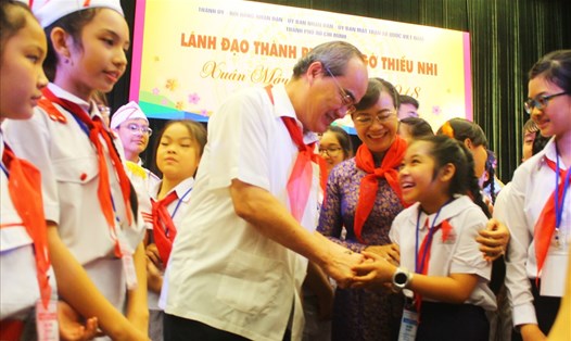 Ông Nguyễn Thiện Nhân- Ủy viên Bộ chính trị, Bí thư Thành ủy TPHCM hỏi thăm các em thiếu nhi trong buổi gặp mặt đầu năm 2018