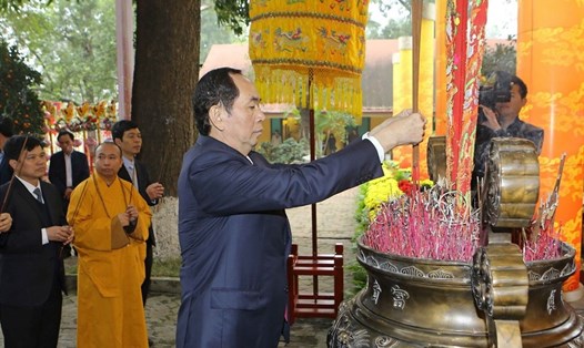 Chủ tịch nước Trần Đại Quang đến dâng hương tại Điện Kính Thiên trong Khu di tích Hoàng thành Thăng Long. (Ảnh: Doãn Tấn/TTXVN)