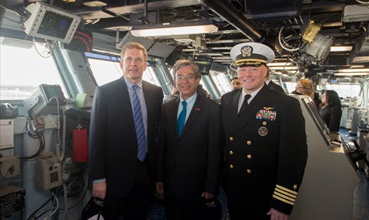 Đại sứ Phạm Quang Vinh, Phó trợ lý Ngoại trưởng Patrick Murphy và Đại uý Chris Hill trên đài chỉ huy tàu. Ảnh: BNG.