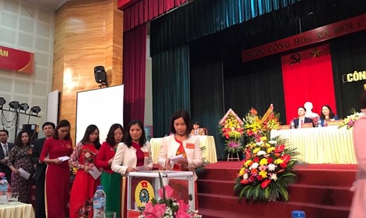 Các đại biểu bỏ phiếu bầu Ban Chấp hành LĐLĐ thành phố Bắc Giang khóa X.