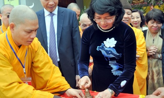 Phó Chủ tịch nước Đặng Thị Ngọc Thịnh thực hiện nghi lễ đóng dấu thiêng Yên Tử. Ảnh: BQN
