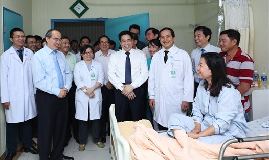 Ông Nguyễn Thiện Nhân - Ủy viên Bộ chính trị, Bí thư Thành ủy TPHCM thăm bệnh nhân nằm điều trị nội trú tại BV ĐHYD