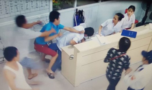 Một vụ hành hung bác sĩ (ảnh cắt từ clip).