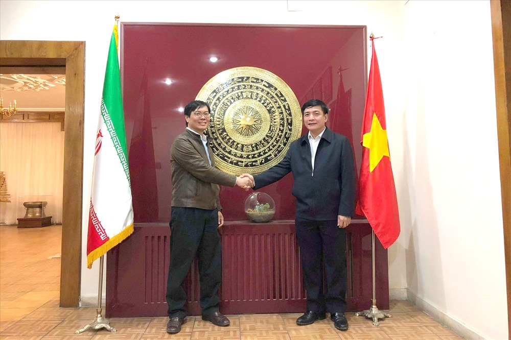 Phó Chủ tịch Liên hiệp CĐ thế giới, Uỷ viên T.Ư Đảng, Chủ tịch Tổng LĐLĐVN Bùi Văn Cường (phải) và Đại sứ Việt Nam tại Iran Nguyễn Hồng Thạch.