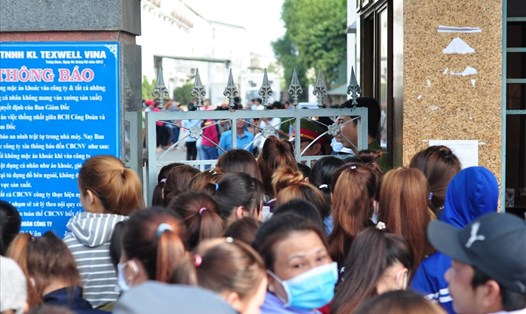 Hàng trăm công nhân tập trung trước cổng Cty ngày 26.2
