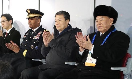 Ông Kim Yong-chol (phải), Phó trưởng Ban Chấp hành Trung ương Đảng Lao động Triều Tiên, tới PyeongChang dự lễ bế mạc Olympic mùa đông. Ảnh: Reuters