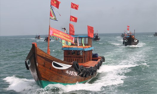 Lễ ra quân đánh bắt hải sản của ngư dân xã Bình Thạnh. Ảnh: T.H