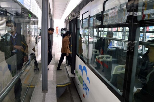 Lượng hành khách sử dụng xe buýt nhanh BRT vẫn rất ít. Ảnh: A.C
