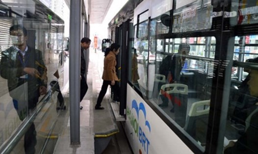 Lượng hành khách sử dụng xe buýt nhanh BRT vẫn rất ít. Ảnh: A.C

