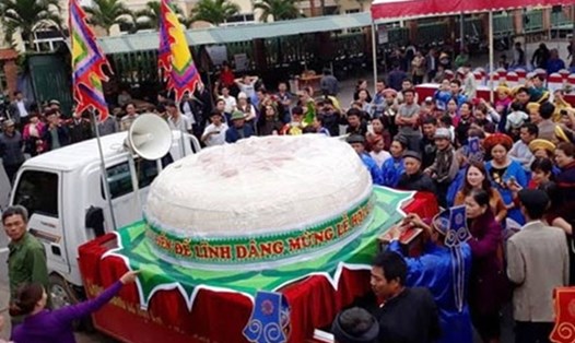 Bánh dày khủng hơn 2 tấn được Sầm Sơn làm năm 2017 trong lễ đền Độc Cước (ảnh: TTVH SS).