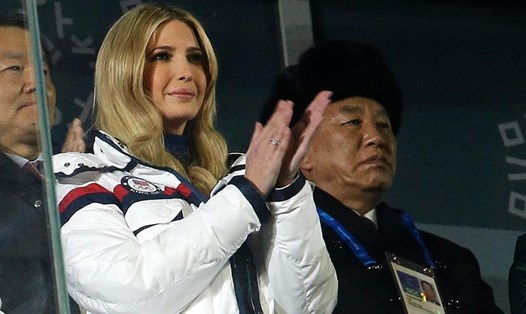 Ông Kim Yong-chol, Phó chủ tịch Uỷ ban Trung ương Đảng Lao động Triều Tiên (phải) ngồi cạnh Ivanka Trump, con gái Tổng thống Donald Trump tại lễ bế mạc Olympic PyeongChang. Ảnh: Getty Images