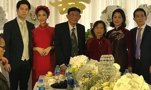 Mai Hồ cùng chồng trong lễ đính hôn. 
