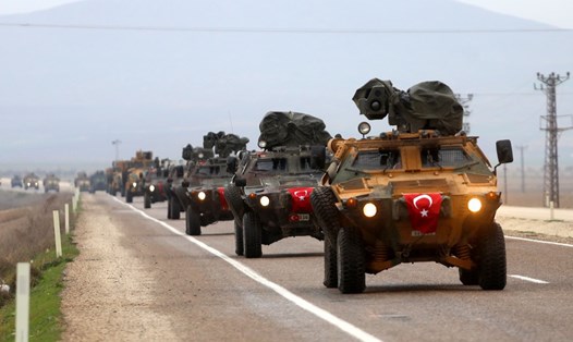 Dàn thiết giáp Thổ Nhĩ Kỳ gần biên giới Thổ Nhĩ Kỳ - Syria. Ảnh: GLP. 