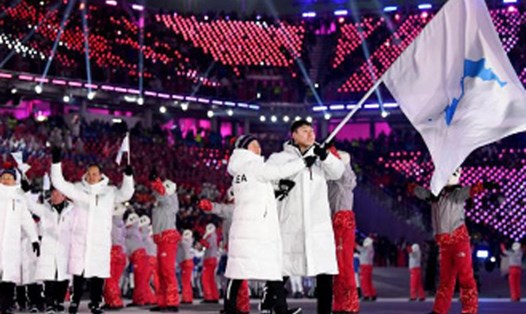 ĐT Olympic Hàn-Triều diễu hành dưới lá cờ chung tại lễ khai mạc Olympic mùa đông PyeongChang. Ảnh: CNN