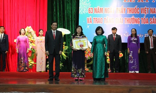 Đà Nẵng trao tặng giải thưởng “Tỏa sáng Blouse trắng” cho 20 cá nhân tiêu biểu ngành Y tế. Ảnh: Xuân Hậu