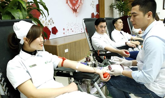 Y bác sĩ của BV Mắt HN 2 hiến máu kỉ niệm ngày Thầy thuốc VN (Ảnh: Dương Ngọc)