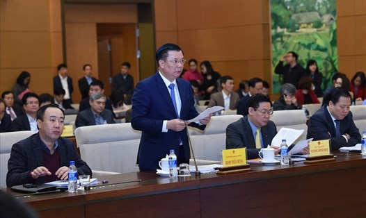 Bộ trưởng Bộ Tài chính Đinh Tiến Dũng trình bày báo cáo tại buổi làm việc. Ảnh: VGP