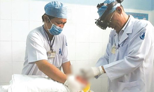 Các bác sĩ chuyên khoa mắt thăm khám mắt cho một trẻ sinh non để phòng bệnh võng mạc.