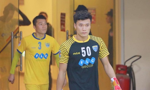 Tiến Dũng mắc sai lầm "non tay" khiến FLC thua ngược Yangon United tại lượt trận thứ 2 AFC Cup 2018.