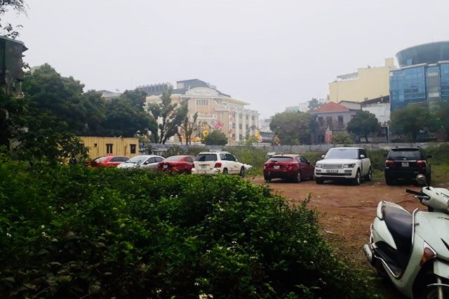 Bên trong khu “đất vàng” dự án D’. San Raffles là bãi trông giữ xe, cỏ mọc um tùm. Ảnh: T.C