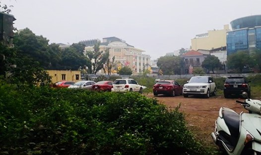Bên trong khu “đất vàng” dự án D’. San Raffles là bãi trông giữ xe, cỏ mọc um tùm. Ảnh: T.C