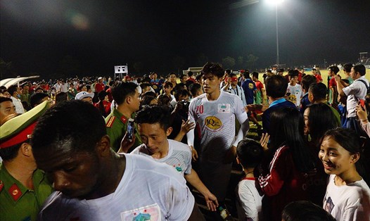 Cầu thủ HAGL bị bủa vây ở sân Bình Phước. Ảnh: Đăng Nguyễn 