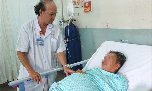 BS.CKII.Lê Hữu Phước, phó trưởng khoa Gan-Mật-Tụy, Bệnh viện Bình Dân thăm khám cho bệnh nhân bị viêm tụy cấp