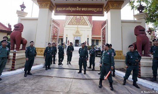 Cảnh sát làm nhiệm vụ trước Tòa án Tối cao ở Phnom Penh. Ảnh: Reuters
