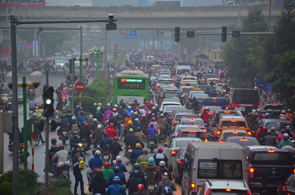 Hàng ngàn phương tiện tiếp tục lấn làn, bủa vây BRT.