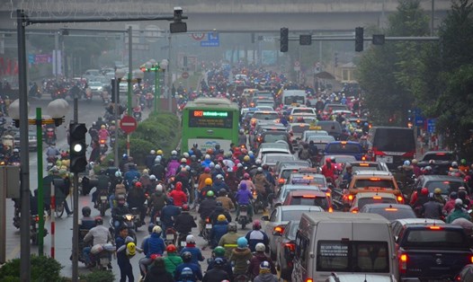 Hàng ngàn phương tiện tiếp tục lấn làn, bủa vây BRT.