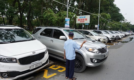 Khu vực đỗ xe có thu phí trên đường Lê Lai (quận 1, TPHCM).  Ảnh: Minh Quân