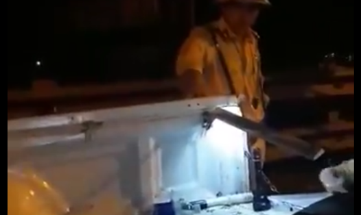 Vị CSGT "vung tay", rọi đèn pin vào mặt tài xế đang công tác tại Phòng CSGT Công an tỉnh Quảng Nam. Ảnh: Cắt từ clip