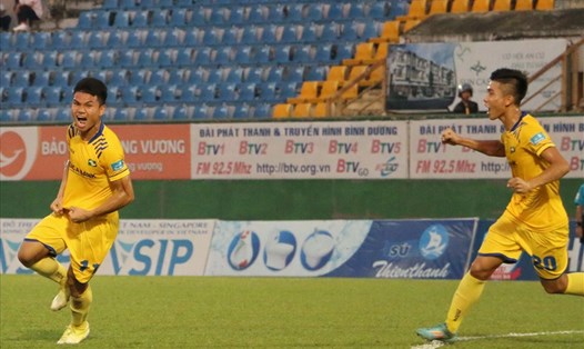 Hai tuyển thủ U23 Việt Nam là Văn Đức và xuân Mạnh đều lập công giúp SLNA giành chiến thắng 2-0 trước Johor Darul Ta'zim để vươn lên ngôi đầu bảng H tại AFC Cup 2018. Ảnh: Đ.T